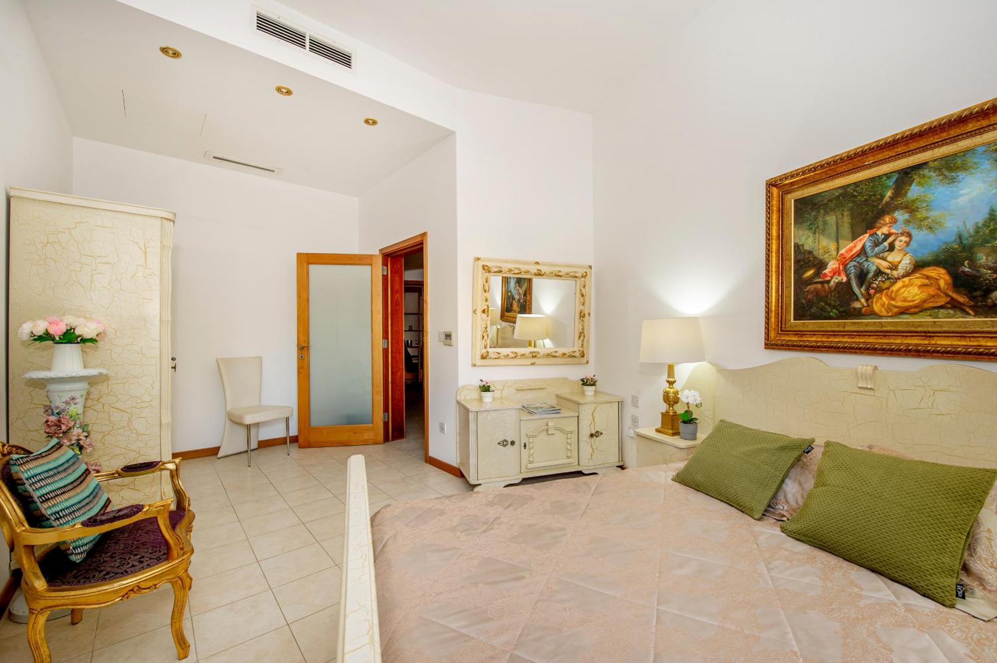 St. Julians Portomaso Marina Antique *